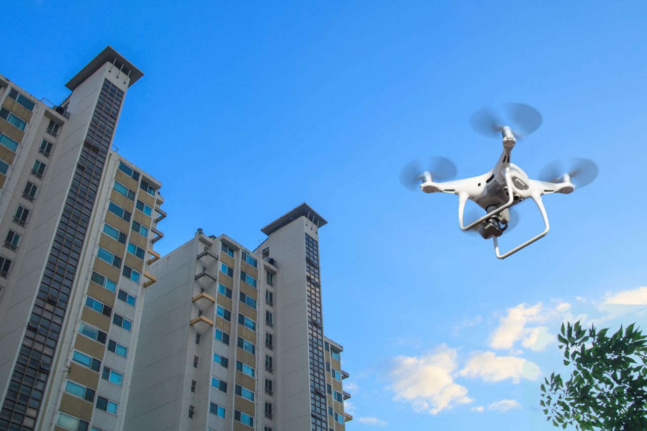 Drone réalisant un diagnostic de toiture