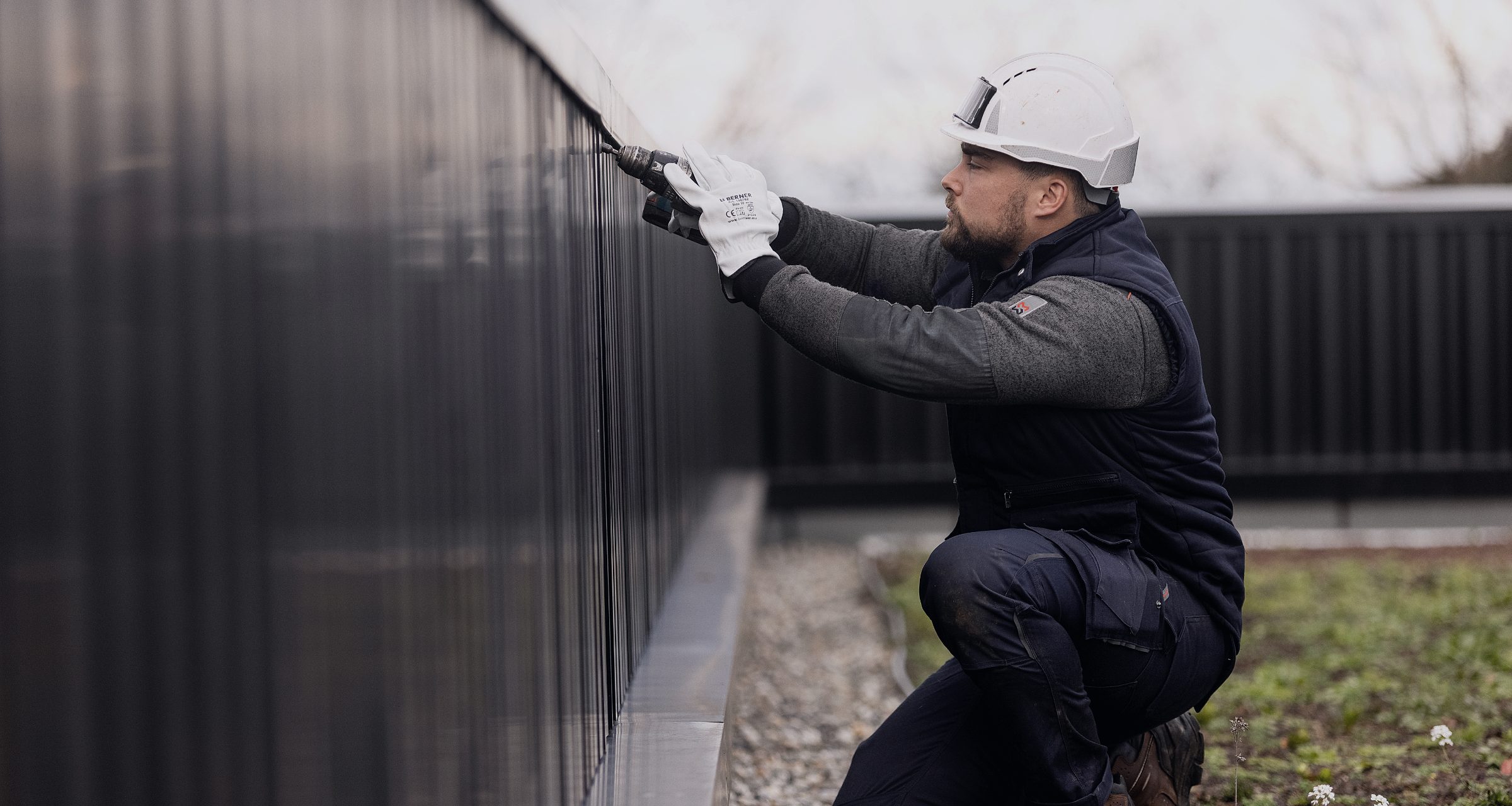 Technicien Soprassistance contrôlant l'étanchéité d'une toiture-terrasse