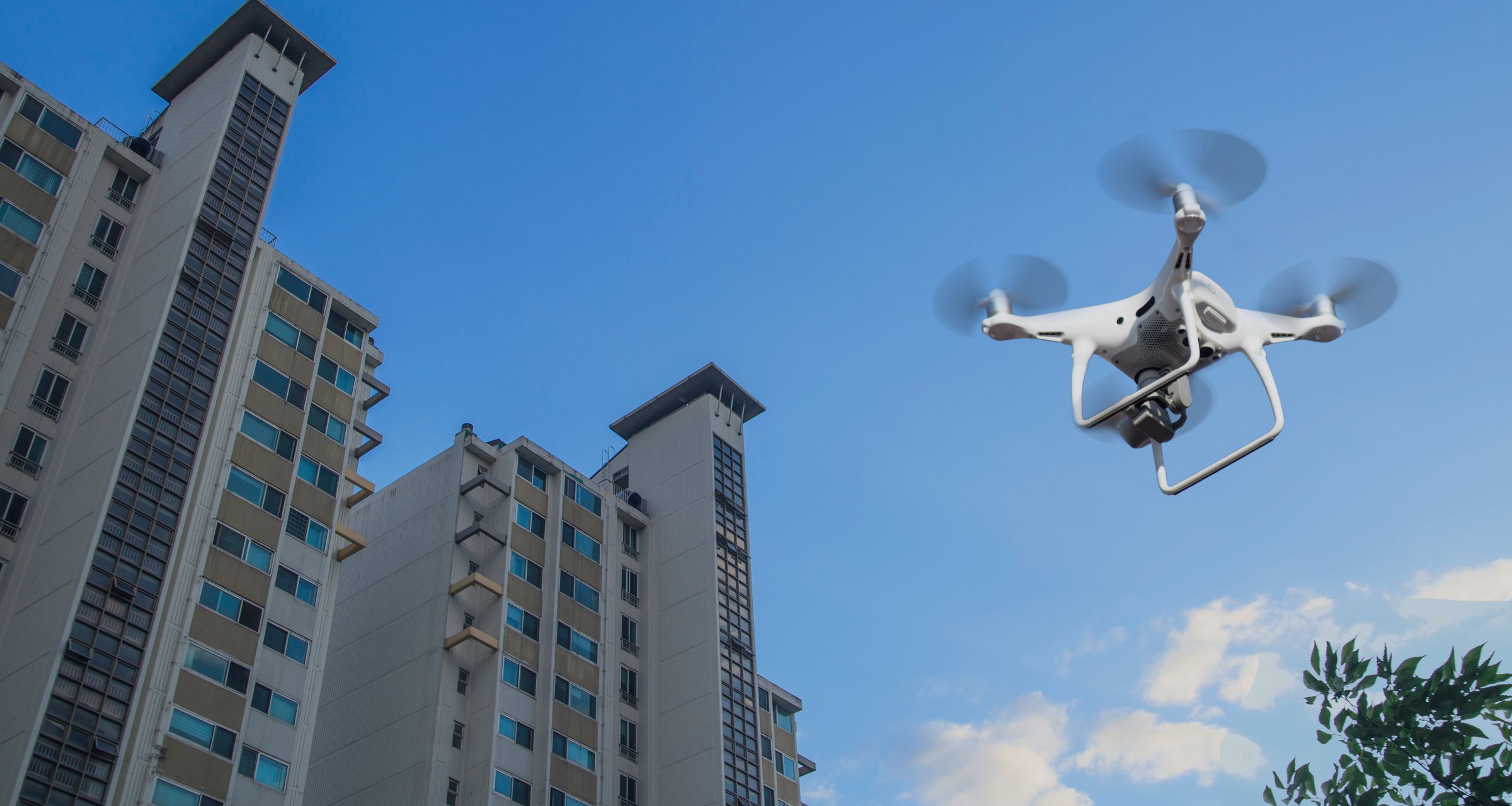 Drone Soprassistance inspectant une toiture de site industriel