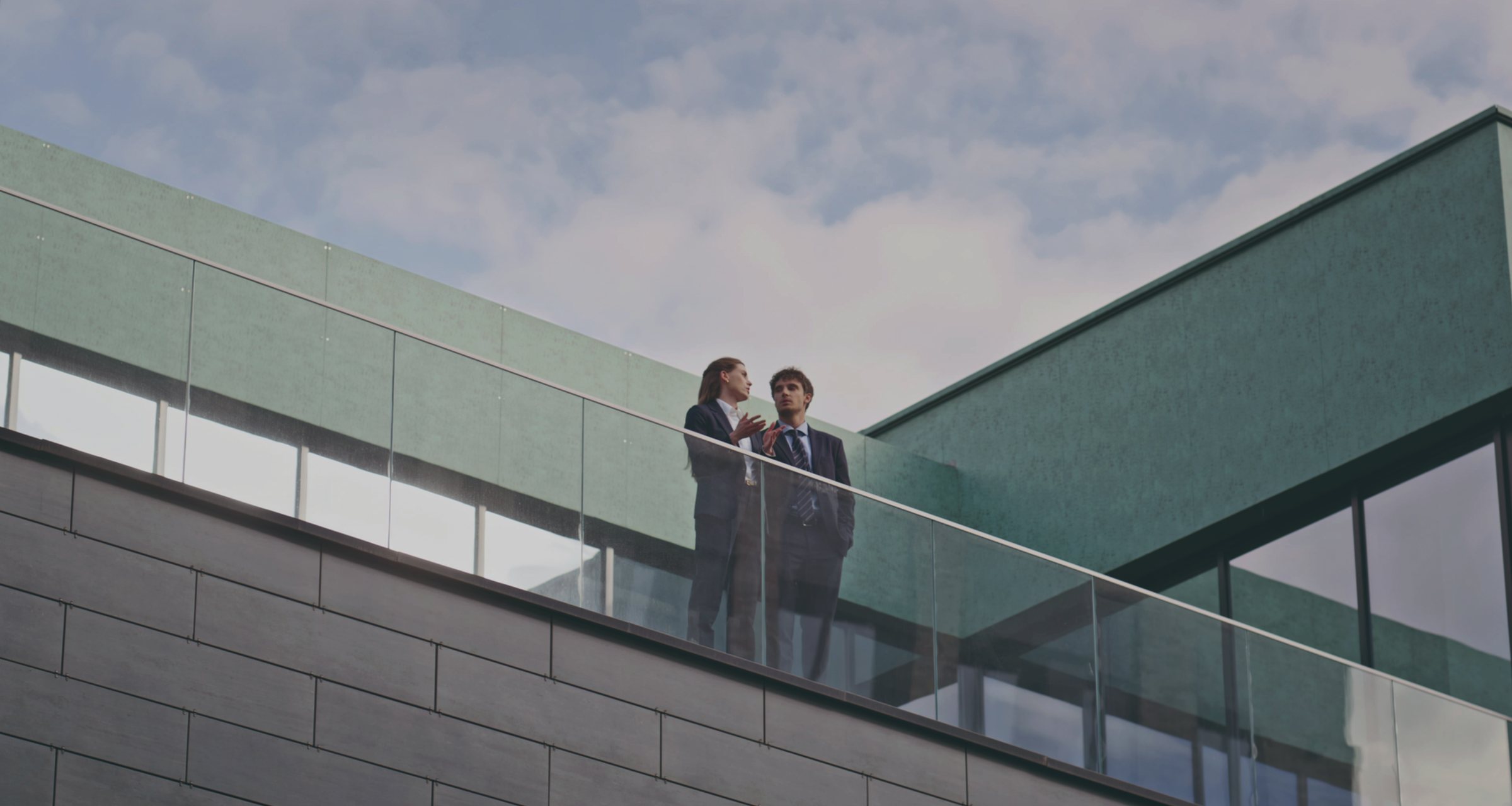 Gestionnaires sur la terrasse d'un immeuble de logements collectifs