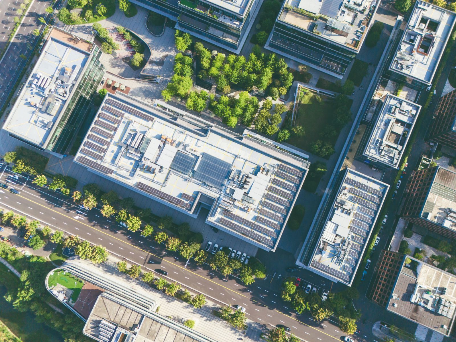 Centrale photovoltaïque sur une toiture industrielle, vue aérienne