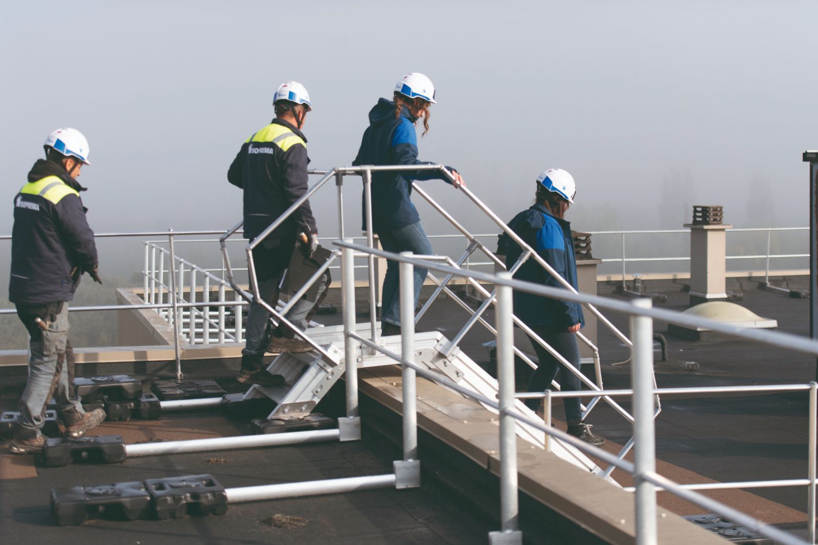 Dispositifs de sécurité et garde-corps sur une toiture-terrasse