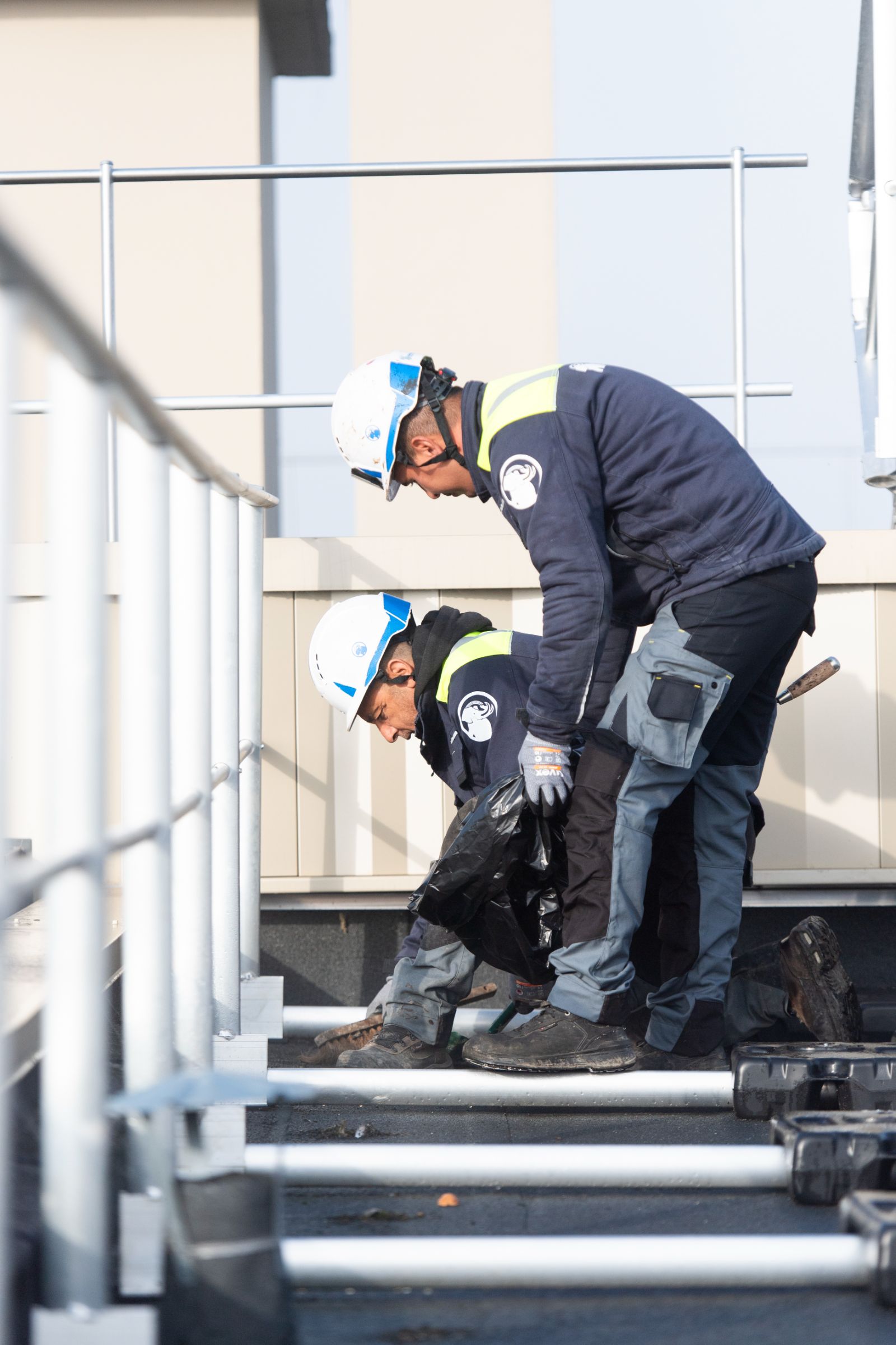 Équipe Soprema en réparation d'urgence sur une toiture